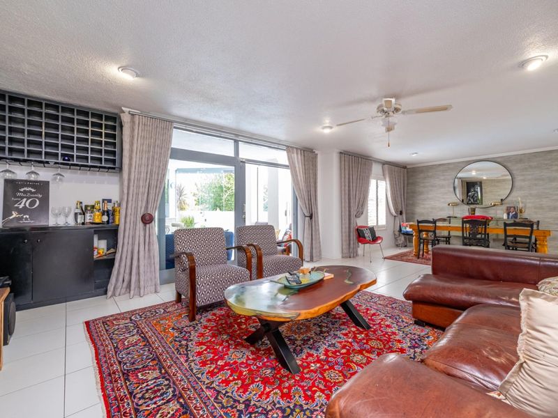 Spacious Family Home with Swimming Pool and Backup Power - Photo 7