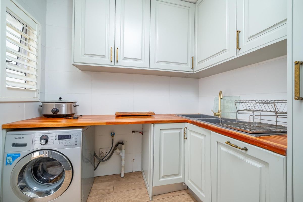 Spacious Family Home with Swimming Pool and Backup Power - Photo 5