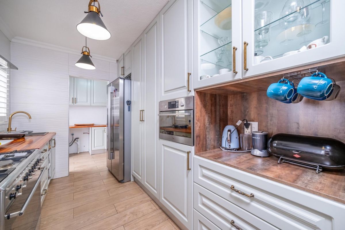 Spacious Family Home with Swimming Pool and Backup Power - Photo 3