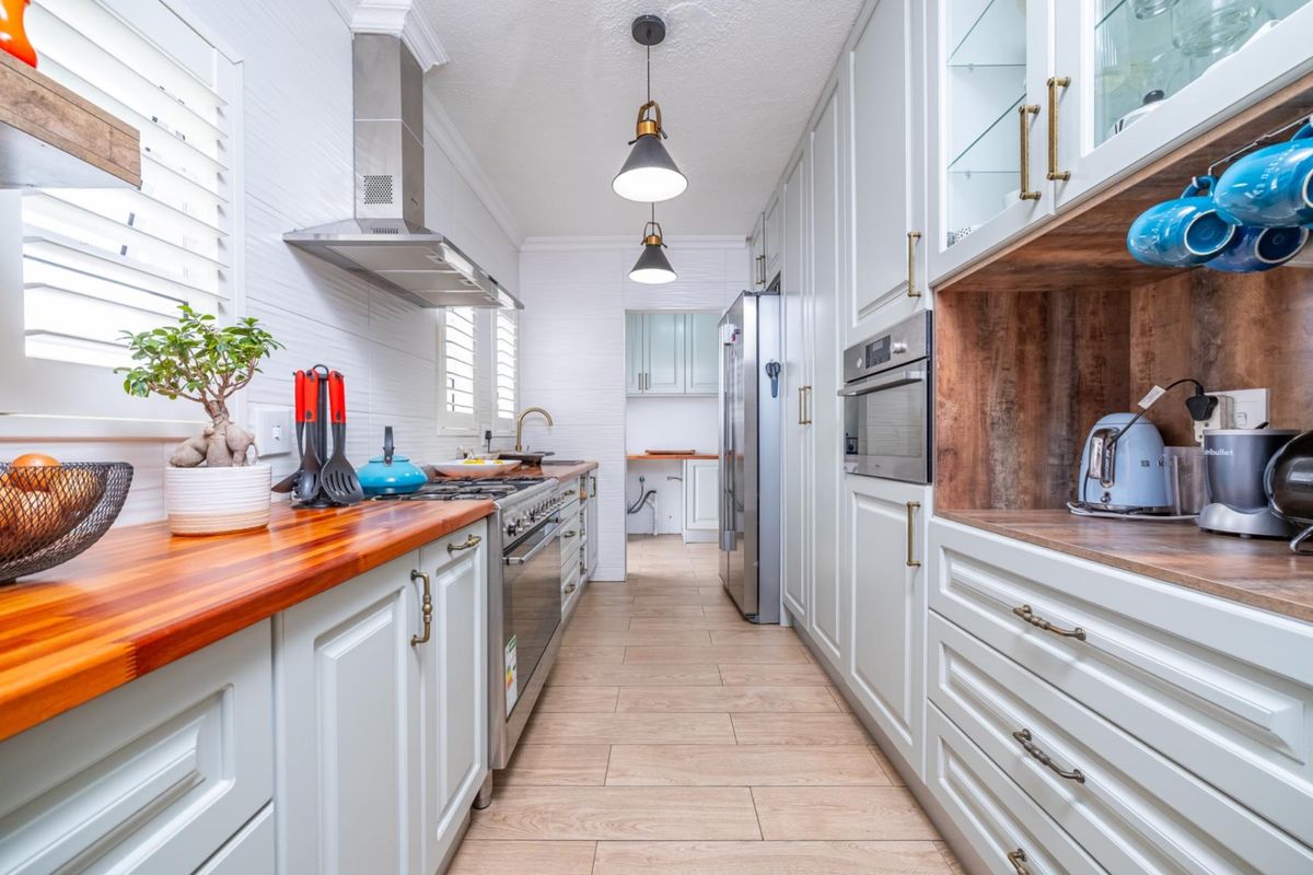 Spacious Family Home with Swimming Pool and Backup Power - Photo 4