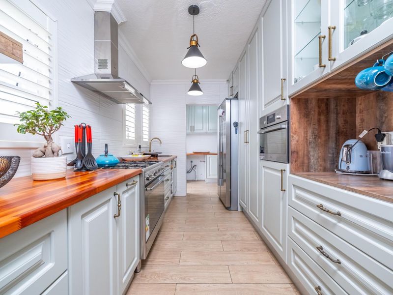 Spacious Family Home with Swimming Pool and Backup Power - Photo 4