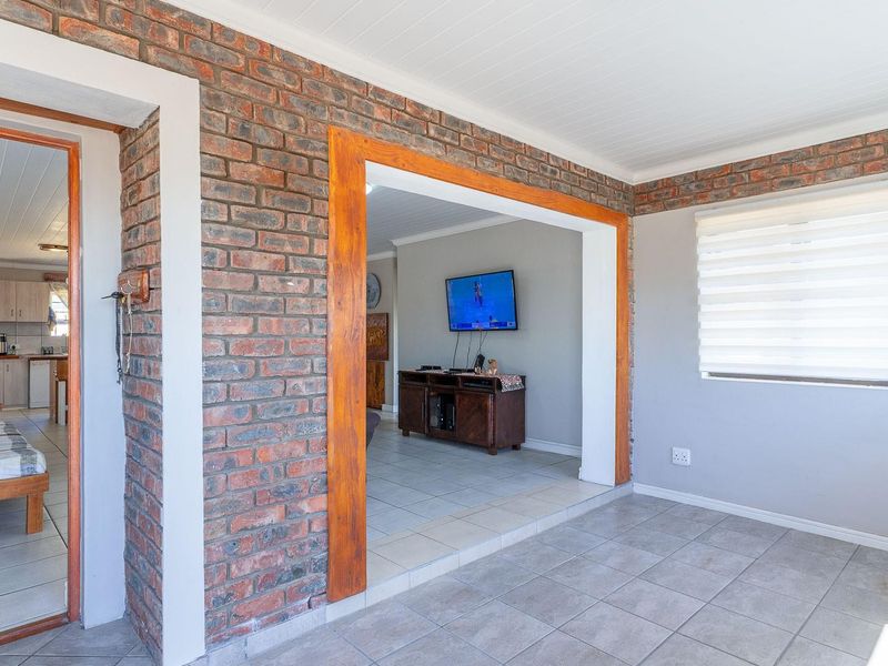 3 Bedroom Home Close to Amenities - Priced to go! - Photo 8