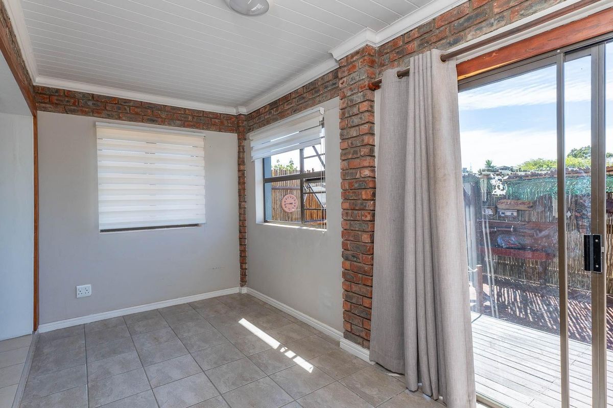 3 Bedroom Home Close to Amenities - Priced to go! - Photo 5