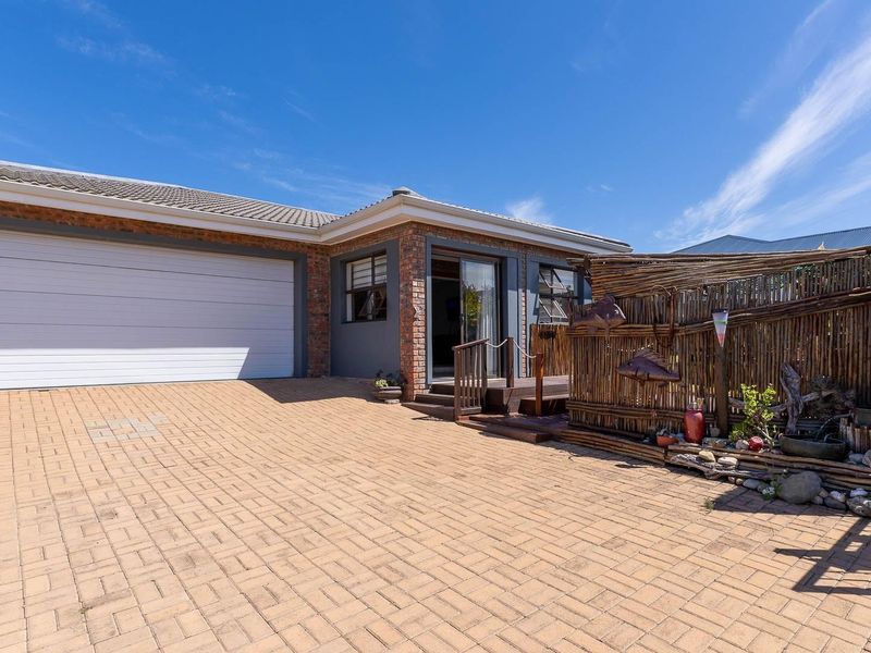 3 Bedroom Home Close to Amenities - Priced to go! - Photo 1