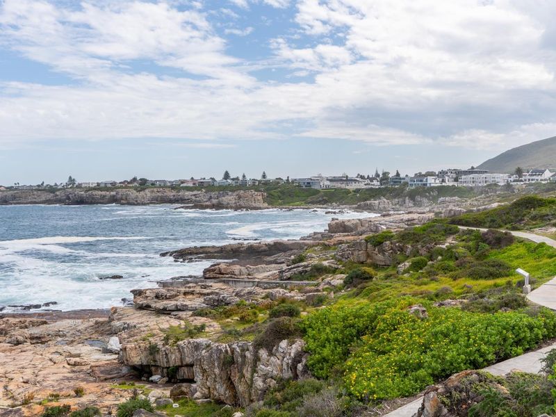 EXCLUSIVE POOL-FACING LUXURY AT THE ESPLANADE - Photo 2