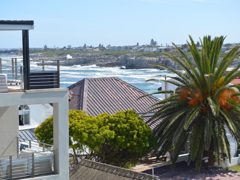 EXCLUSIVE POOL-FACING LUXURY AT THE ESPLANADE - Photo 7