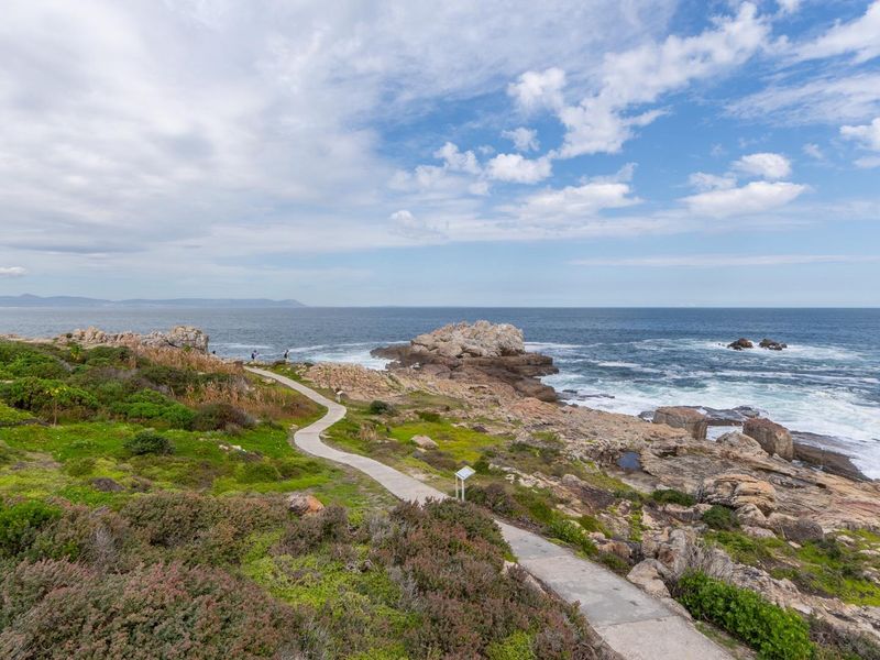 EXCLUSIVE POOL-FACING LUXURY AT THE ESPLANADE - Photo 4