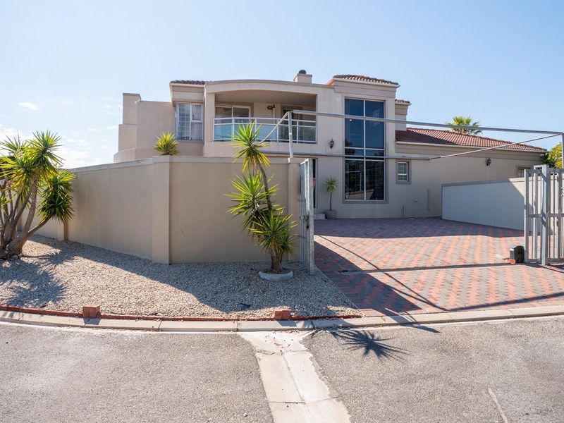 Double Storied Luxury In Cul De Sac Setting - Photo 2