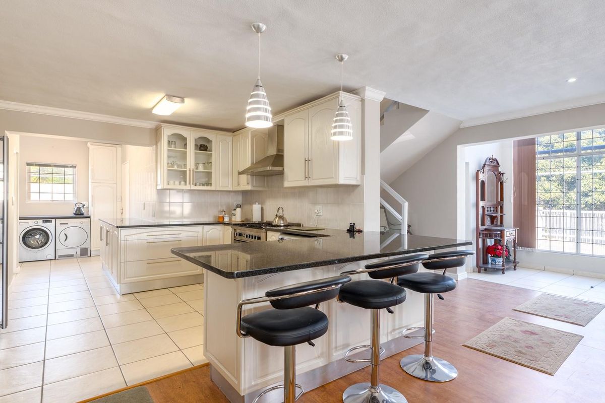 Double Storied Luxury In Cul De Sac Setting - Photo 4