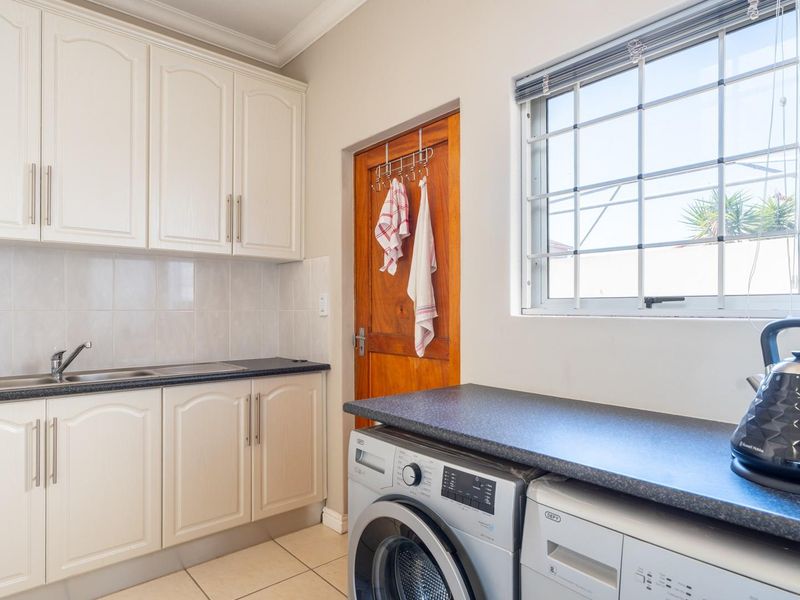 Double Storied Luxury In Cul De Sac Setting - Photo 7