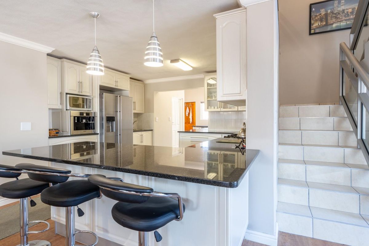 Double Storied Luxury In Cul De Sac Setting - Photo 5