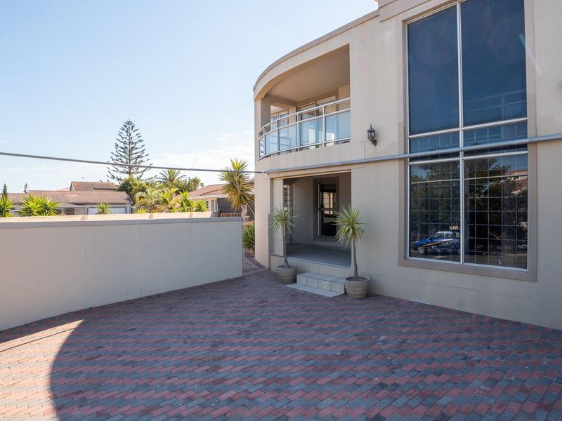 Double Storied Luxury In Cul De Sac Setting - Photo 3