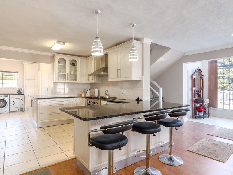 Double Storied Luxury In Cul De Sac Setting - Photo 4