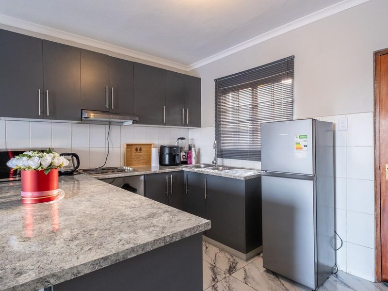 Modern 2 Bedroom Ground Floor Apartment in Prime Clarendon Location - Photo 9