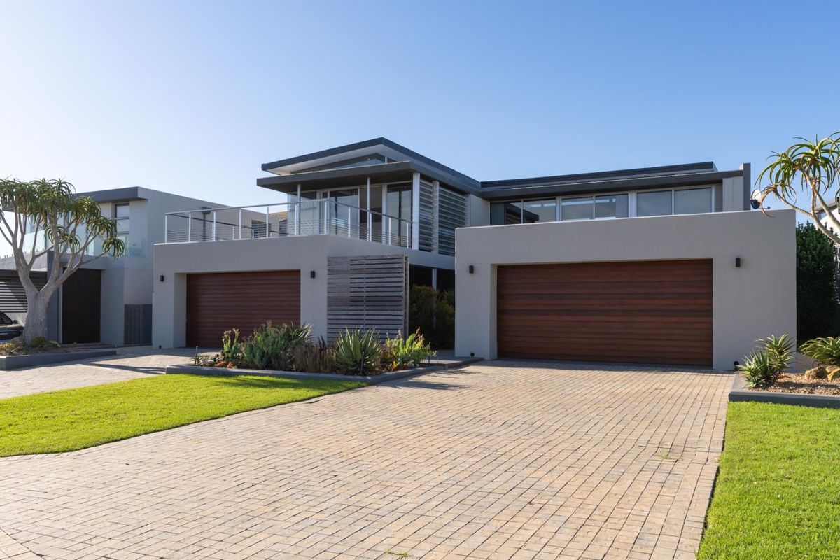 Luxury Living on an Ernie Els Designed Golf Estate - Oubaai - Photo 2