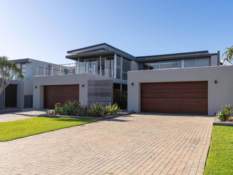Luxury Living on an Ernie Els Designed Golf Estate - Oubaai - Photo 2