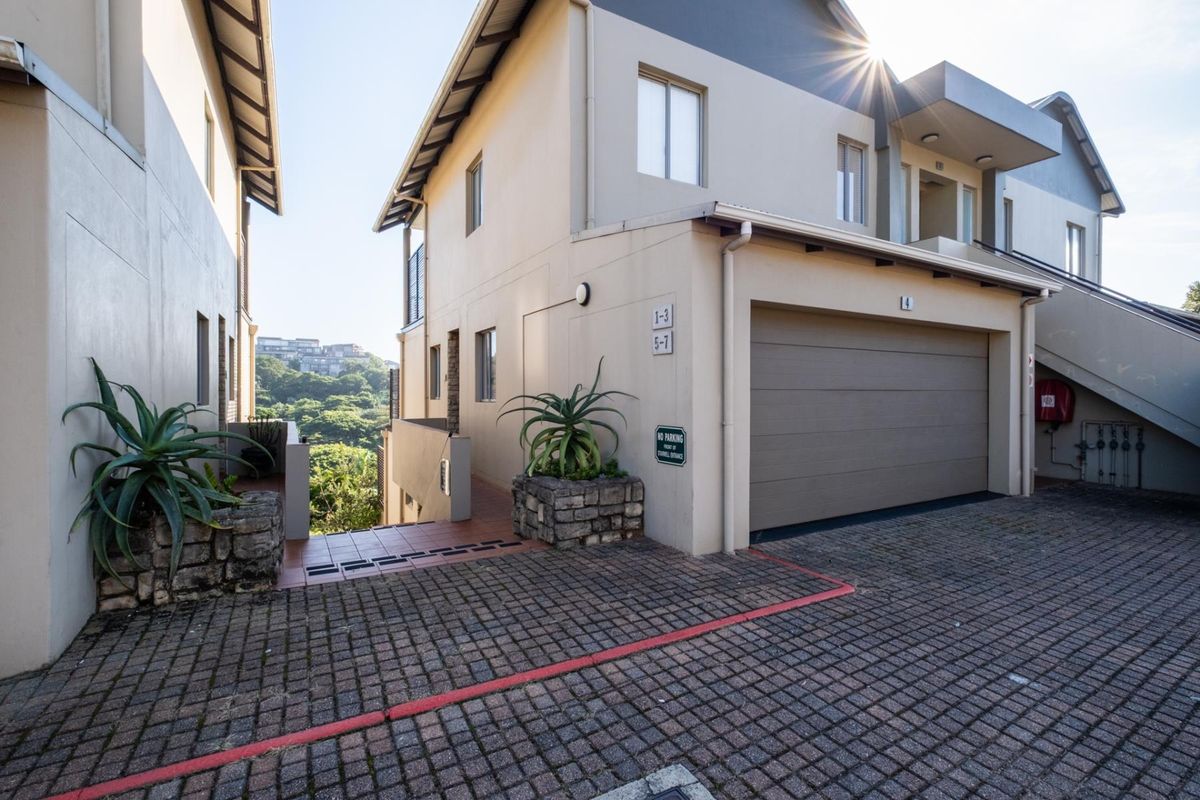 3 BEDROOM,  WALK IN LEVEL APARTMENT IN SIMBITHI WITH SEA VIEWS - R3 500 000 - Photo 2