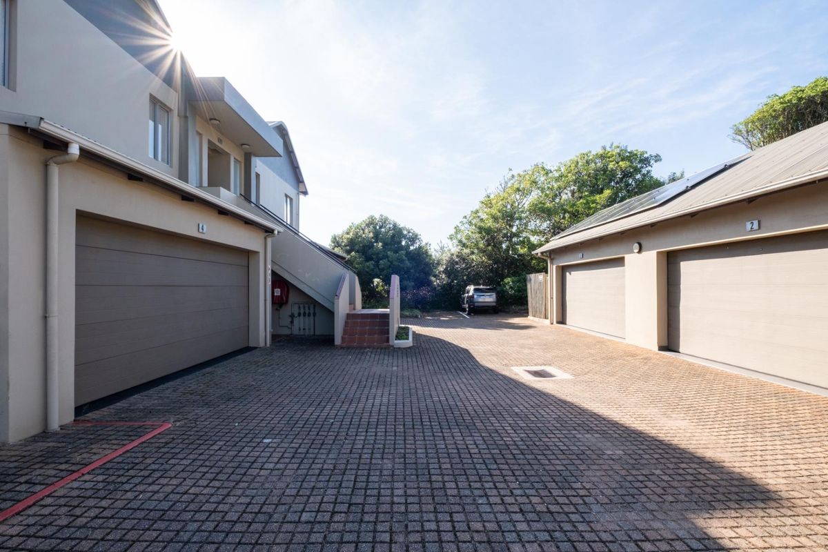 3 BEDROOM,  WALK IN LEVEL APARTMENT IN SIMBITHI WITH SEA VIEWS - R3 500 000 - Photo 3