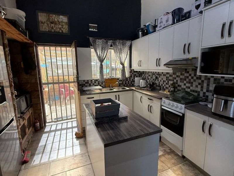 3-Bedroom House FOR SALE in Touws River - Photo 10