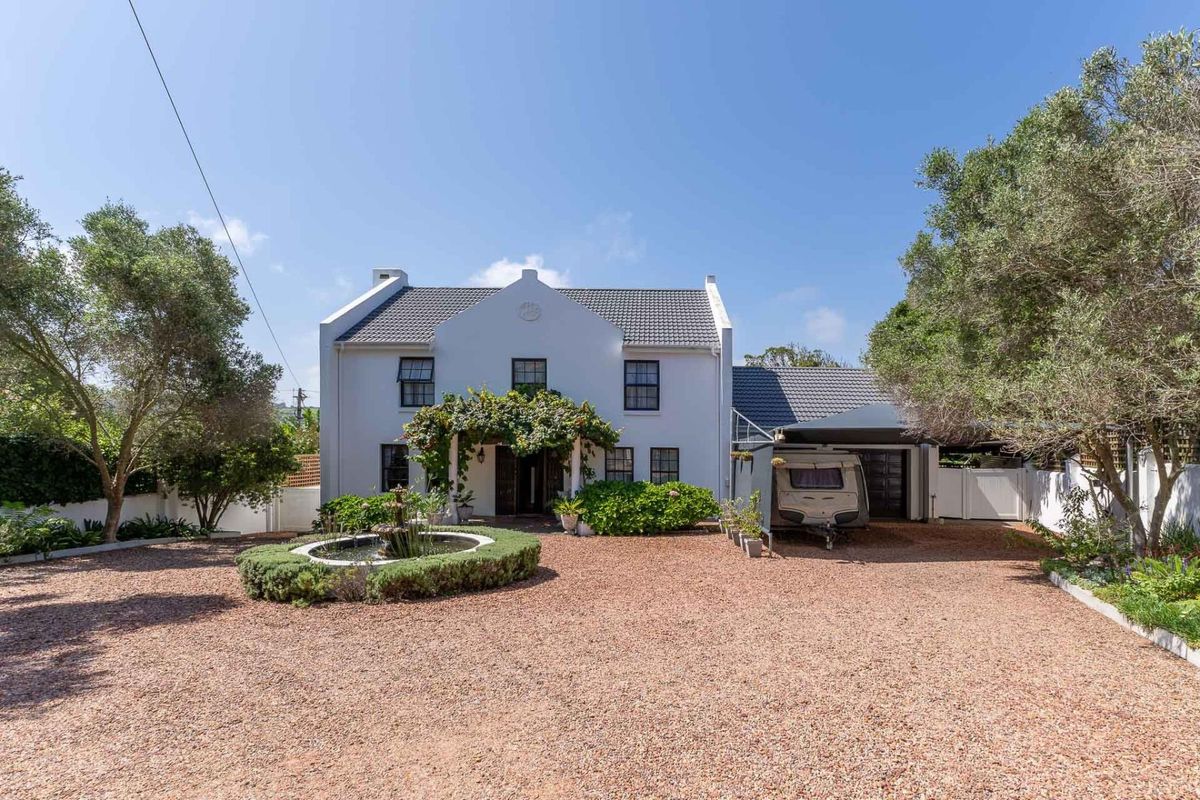 Elegant Four-Bedroom Residence with Timeless Dutch Charm - Price Negotiable - Photo 4