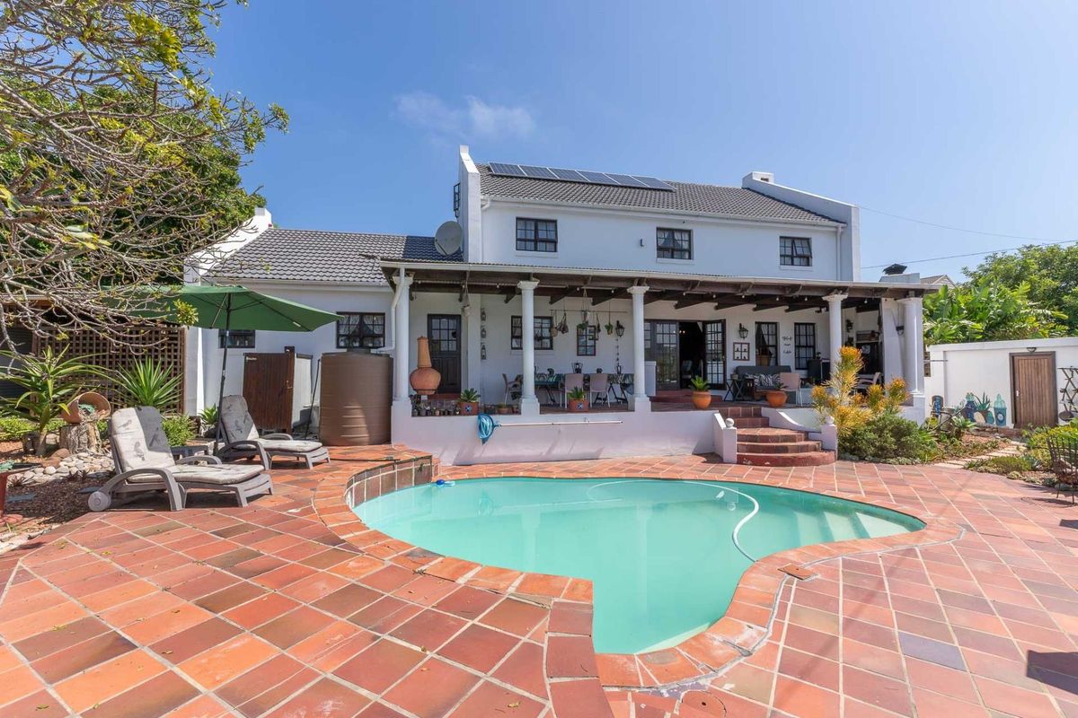 Elegant Four-Bedroom Residence with Timeless Dutch Charm - Price Negotiable - Photo 2