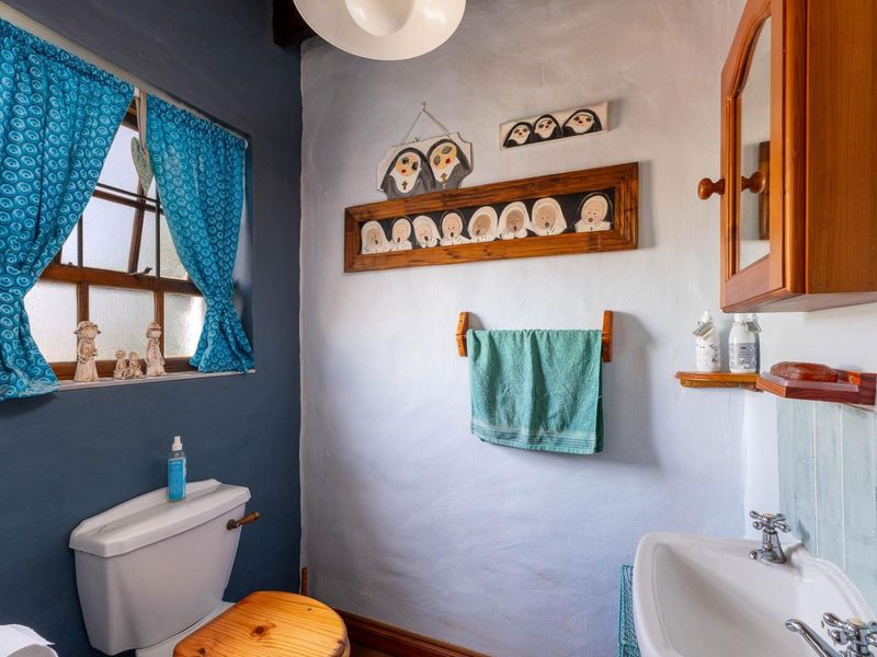 Elegant Four-Bedroom Residence with Timeless Dutch Charm - Price Negotiable - Photo 10