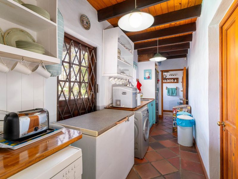 Elegant Four-Bedroom Residence with Timeless Dutch Charm - Price Negotiable - Photo 9