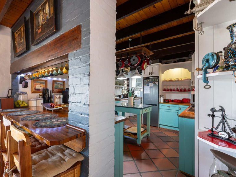 Elegant Four-Bedroom Residence with Timeless Dutch Charm - Price Negotiable - Photo 6