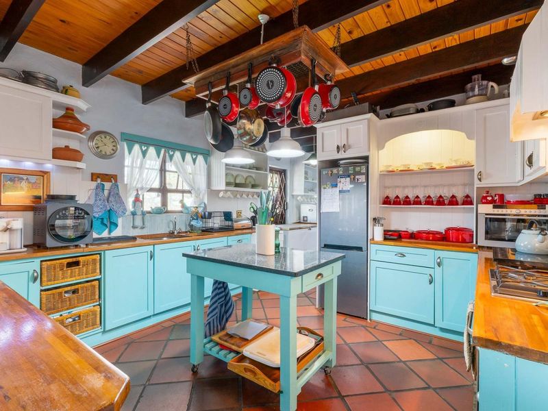 Elegant Four-Bedroom Residence with Timeless Dutch Charm - Price Negotiable - Photo 7