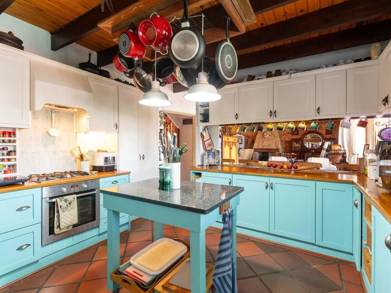 Elegant Four-Bedroom Residence with Timeless Dutch Charm - Price Negotiable - Photo 8