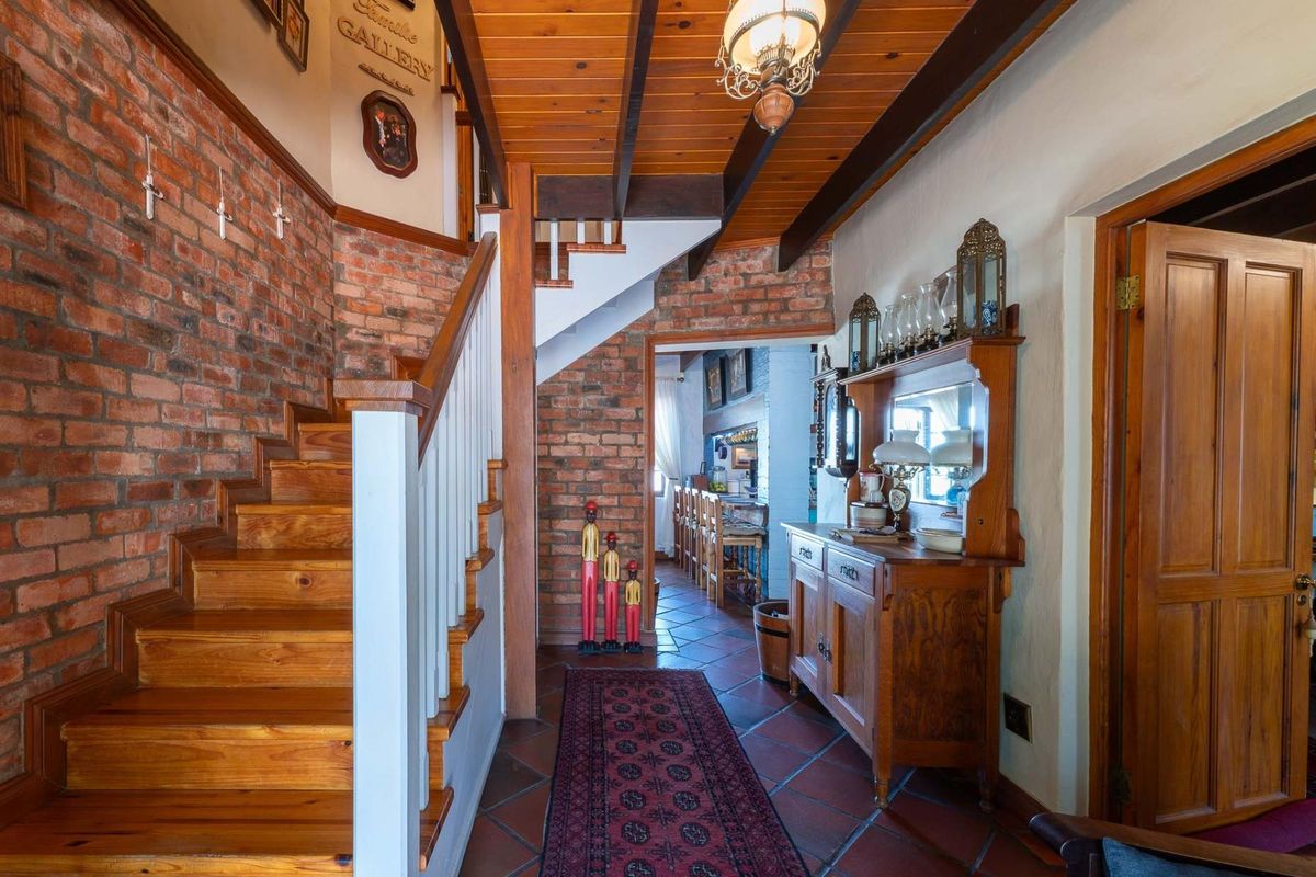 Elegant Four-Bedroom Residence with Timeless Dutch Charm - Price Negotiable - Photo 3