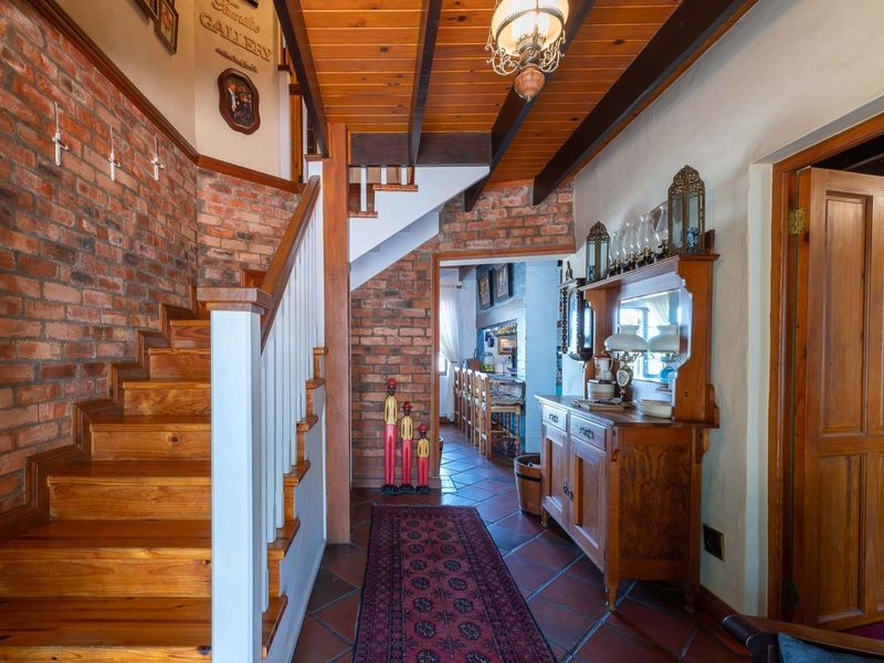 Elegant Four-Bedroom Residence with Timeless Dutch Charm - Price Negotiable - Photo 3