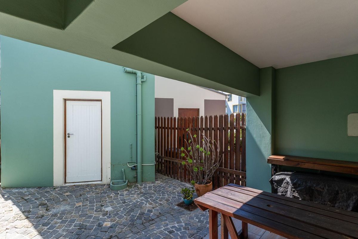 The Ultimate Renovator’s Dream: Waterfront and Airbnb friendly! - Photo 4