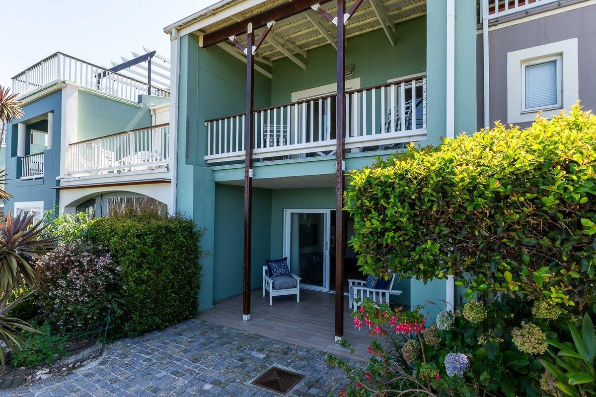 The Ultimate Renovator’s Dream: Waterfront and Airbnb friendly! - Photo 2