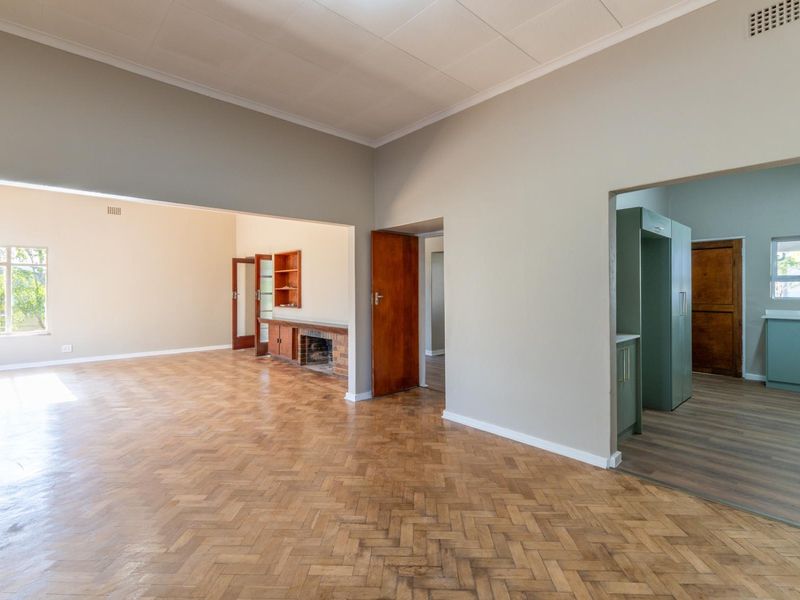 Spacious 4 bedroom house in quiet area of Riversdale Western Cape - Photo 10