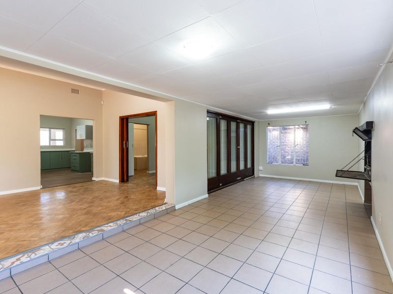 Spacious 4 bedroom house in quiet area of Riversdale Western Cape - Photo 9