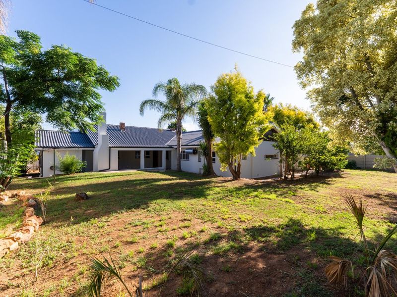 Spacious 4 bedroom house in quiet area of Riversdale Western Cape - Photo 6