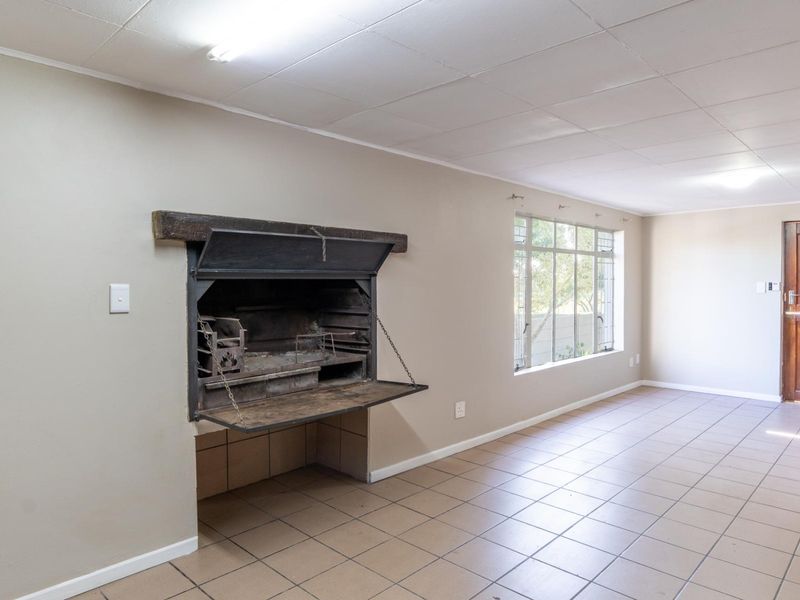 Spacious 4 bedroom house in quiet area of Riversdale Western Cape - Photo 8