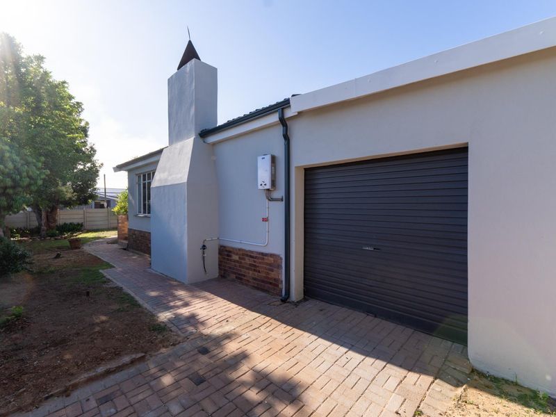 Spacious 4 bedroom house in quiet area of Riversdale Western Cape - Photo 2