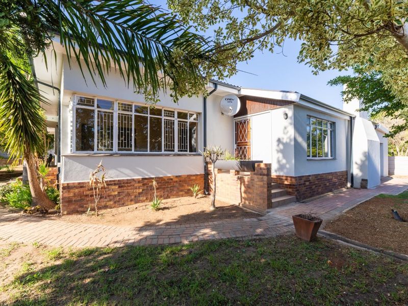 Spacious 4 bedroom house in quiet area of Riversdale Western Cape - Photo 3