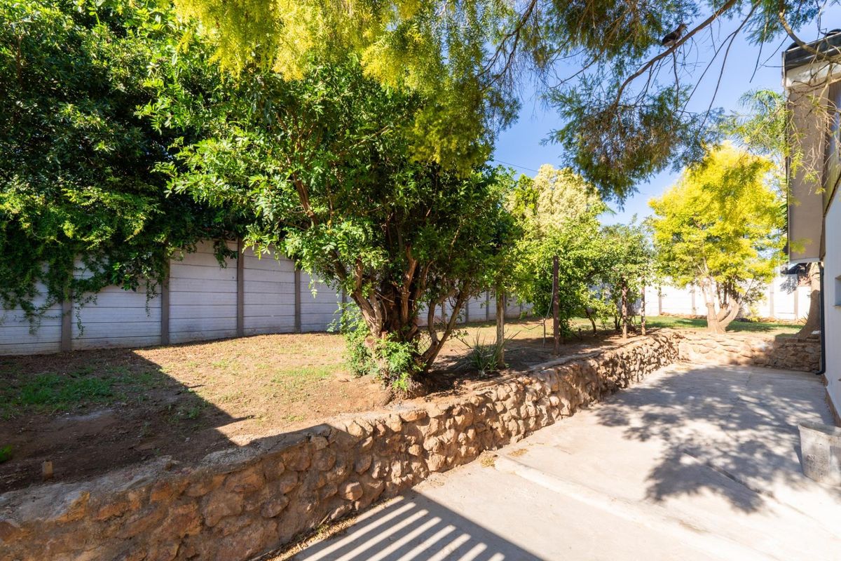 Spacious 4 bedroom house in quiet area of Riversdale Western Cape - Photo 5