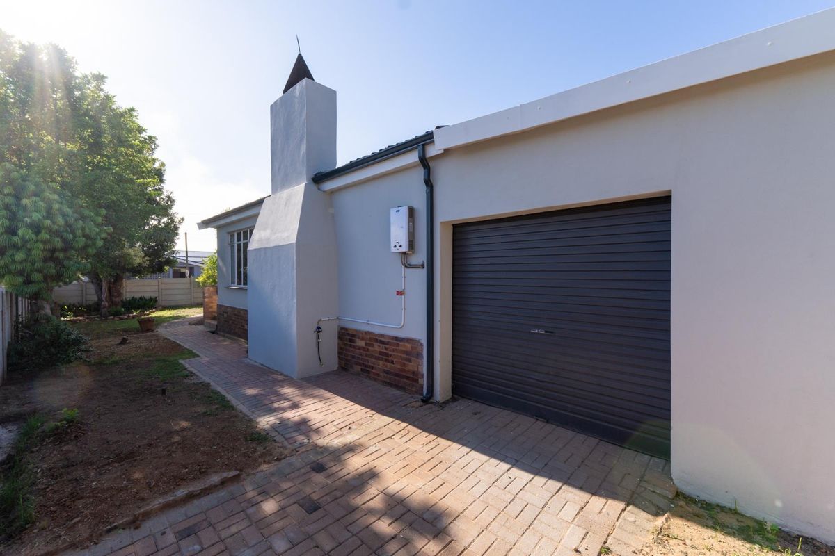 Spacious 4 bedroom house in quiet area of Riversdale Western Cape - Photo 2
