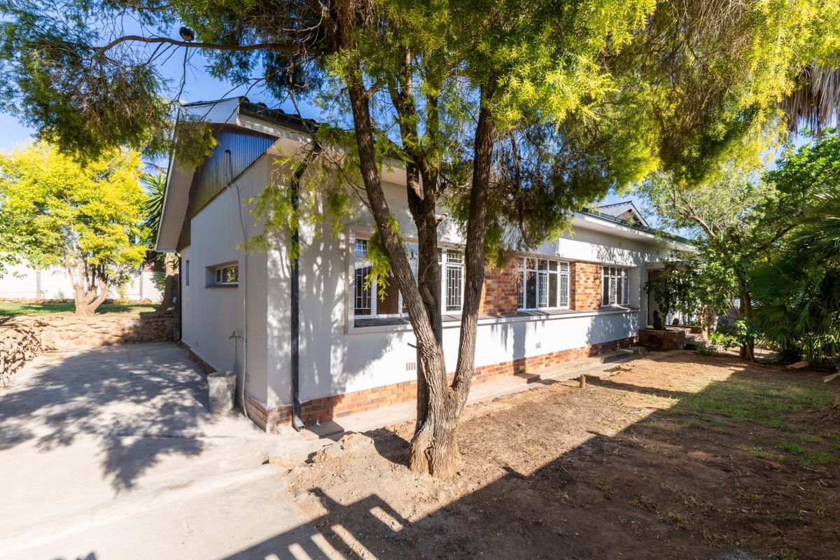 Spacious 4 bedroom house in quiet area of Riversdale Western Cape - Photo 4