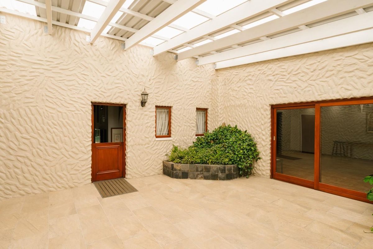 A Stunning Spacious Four-Bedroom Home with Business Rights in the sought after Avenues FOR SALE!! - Photo 2