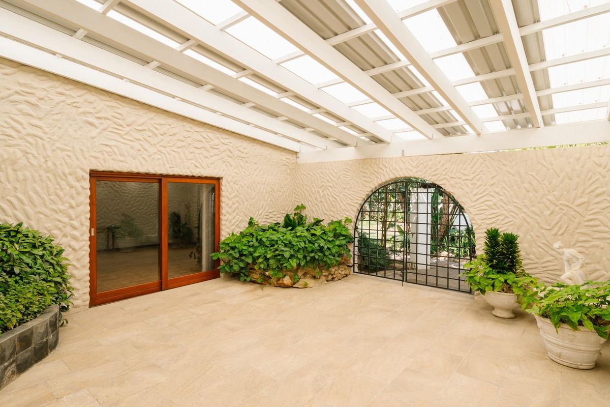 A Stunning Spacious Four-Bedroom Home with Business Rights in the sought after Avenues FOR SALE!! - Photo 5