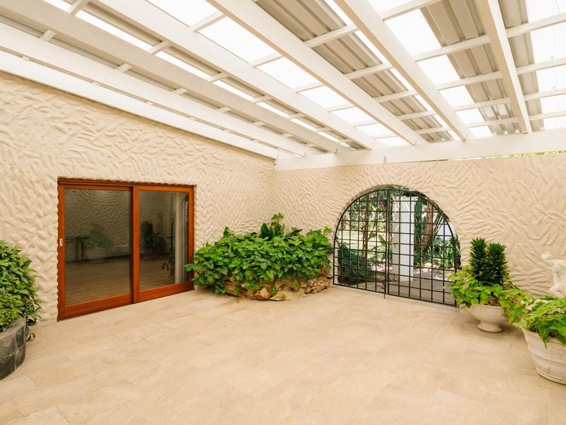 A Stunning Spacious Four-Bedroom Home with Business Rights in the sought after Avenues FOR SALE!! - Photo 5