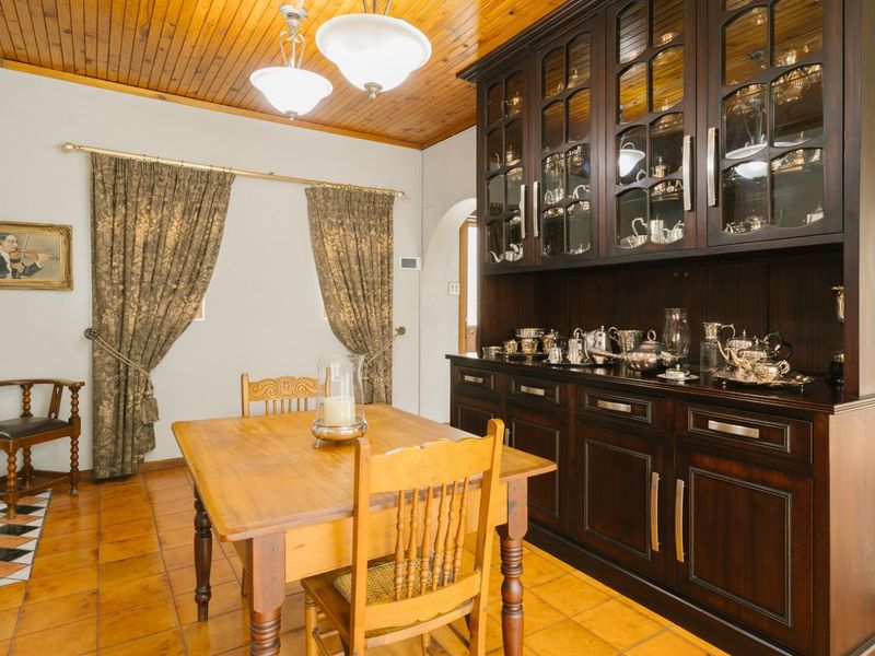 A Stunning Spacious Four-Bedroom Home with Business Rights in the sought after Avenues FOR SALE!! - Photo 10