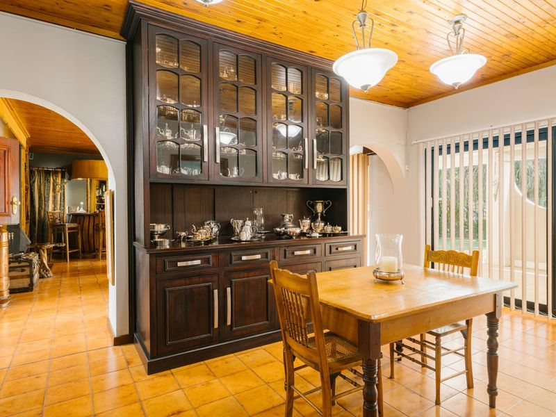 A Stunning Spacious Four-Bedroom Home with Business Rights in the sought after Avenues FOR SALE!! - Photo 9