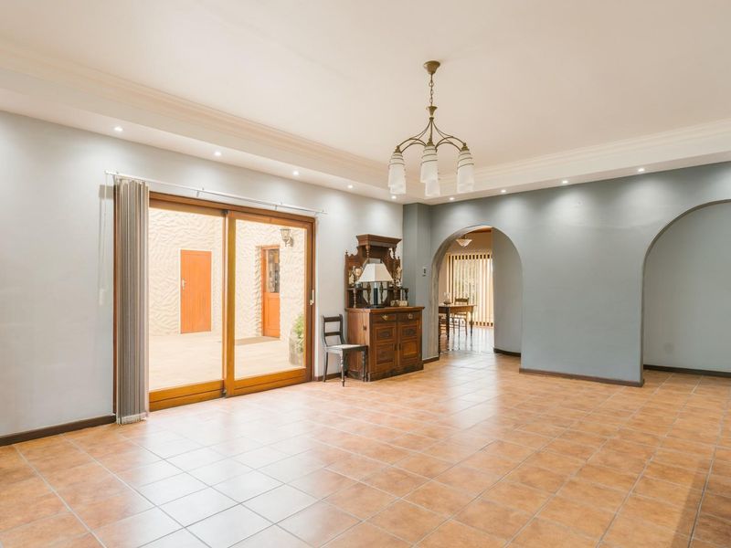 A Stunning Spacious Four-Bedroom Home with Business Rights in the sought after Avenues FOR SALE!! - Photo 8