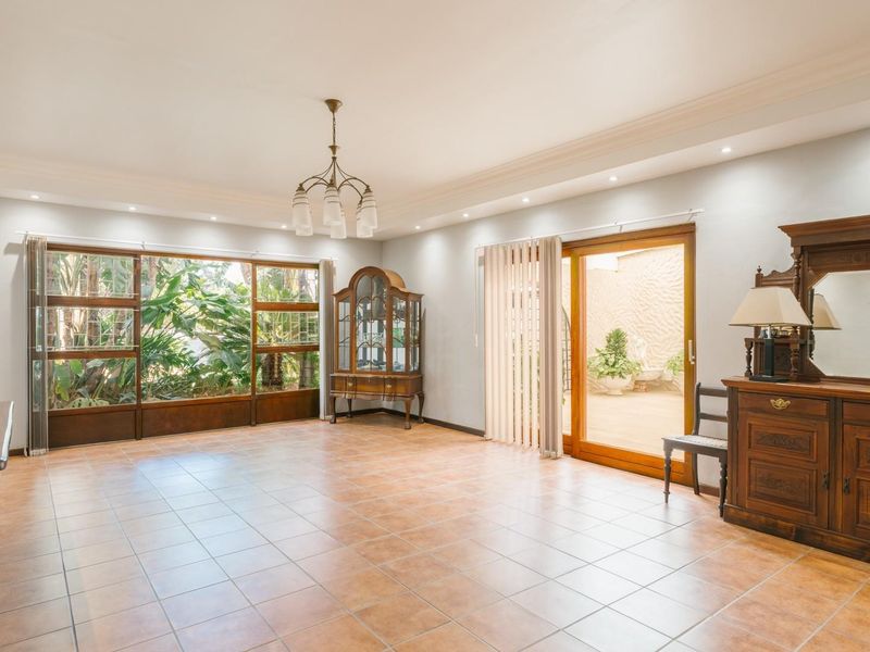 A Stunning Spacious Four-Bedroom Home with Business Rights in the sought after Avenues FOR SALE!! - Photo 7